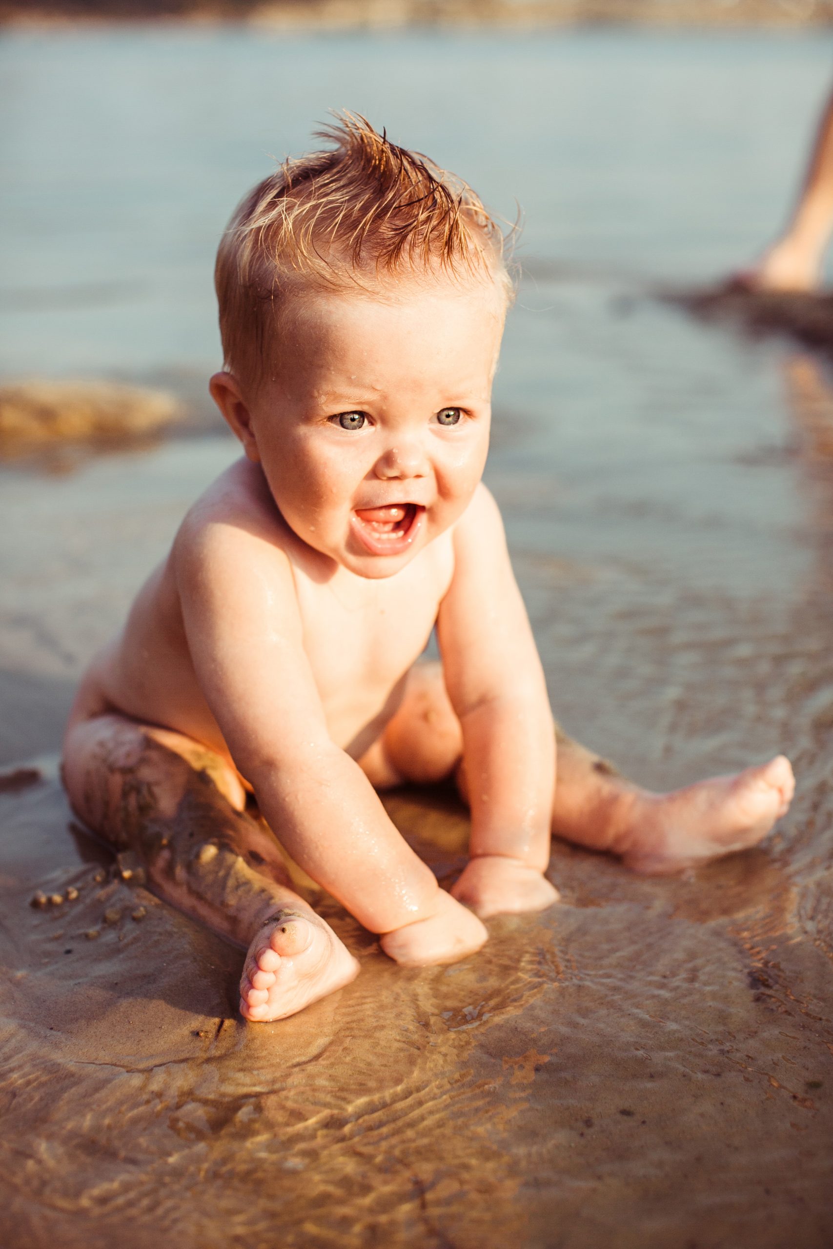 bebé en la piscina